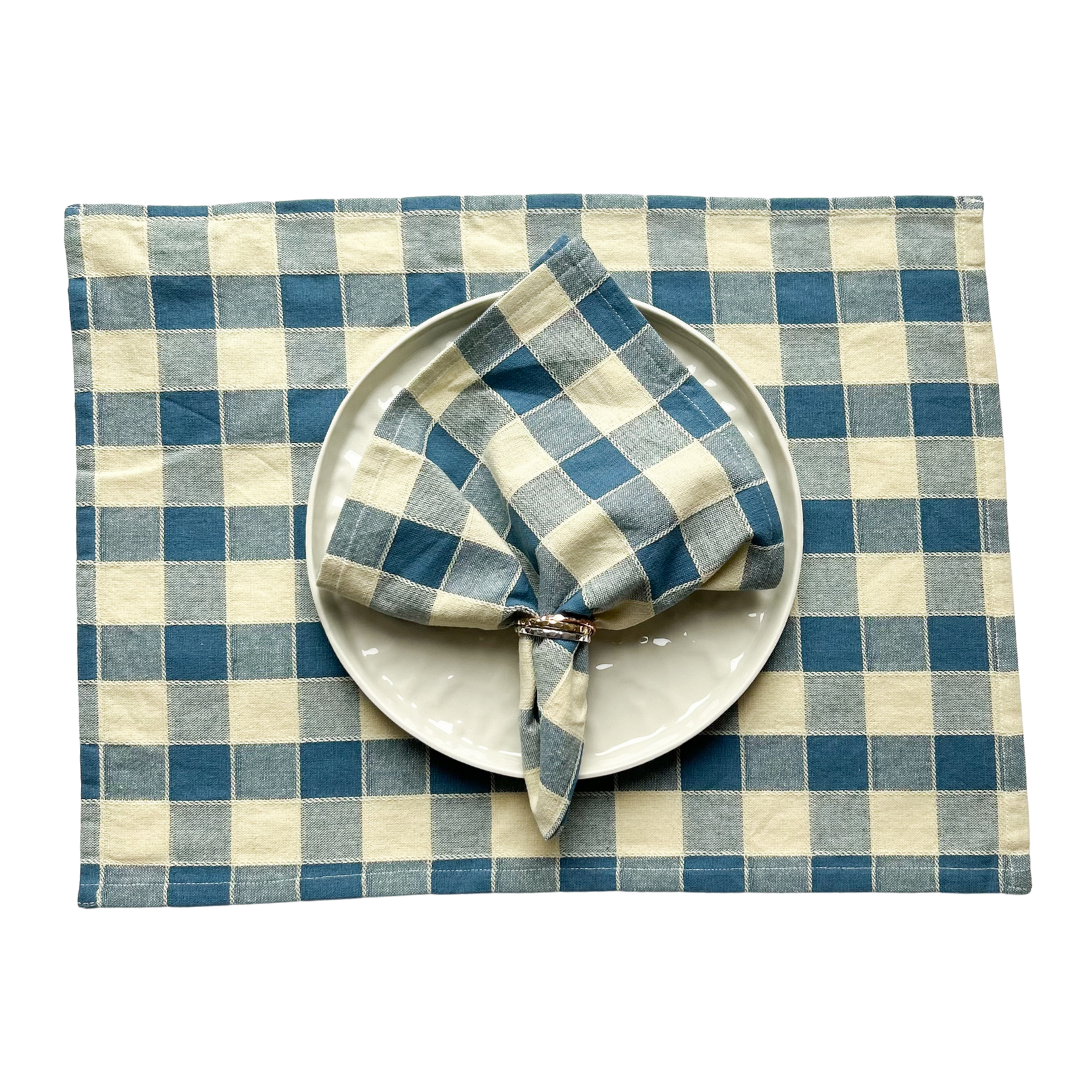 Tischset und Serviette als Set aus Baumwolle. Karomuster in den Farben beige und balu.