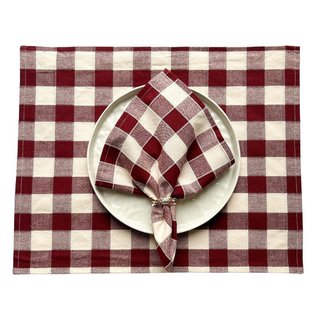 Tischset und Serviette als Set aus Baumwolle. Karomuster in den Farben beige und rot.
