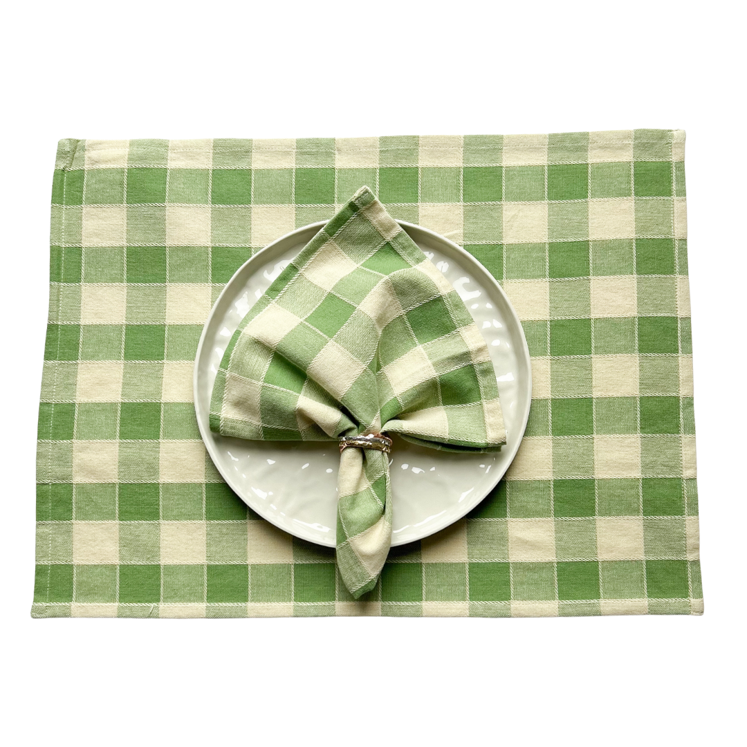 Tischset und Serviette als Set aus Baumwolle. Karomuster in den Farben beige und grün.