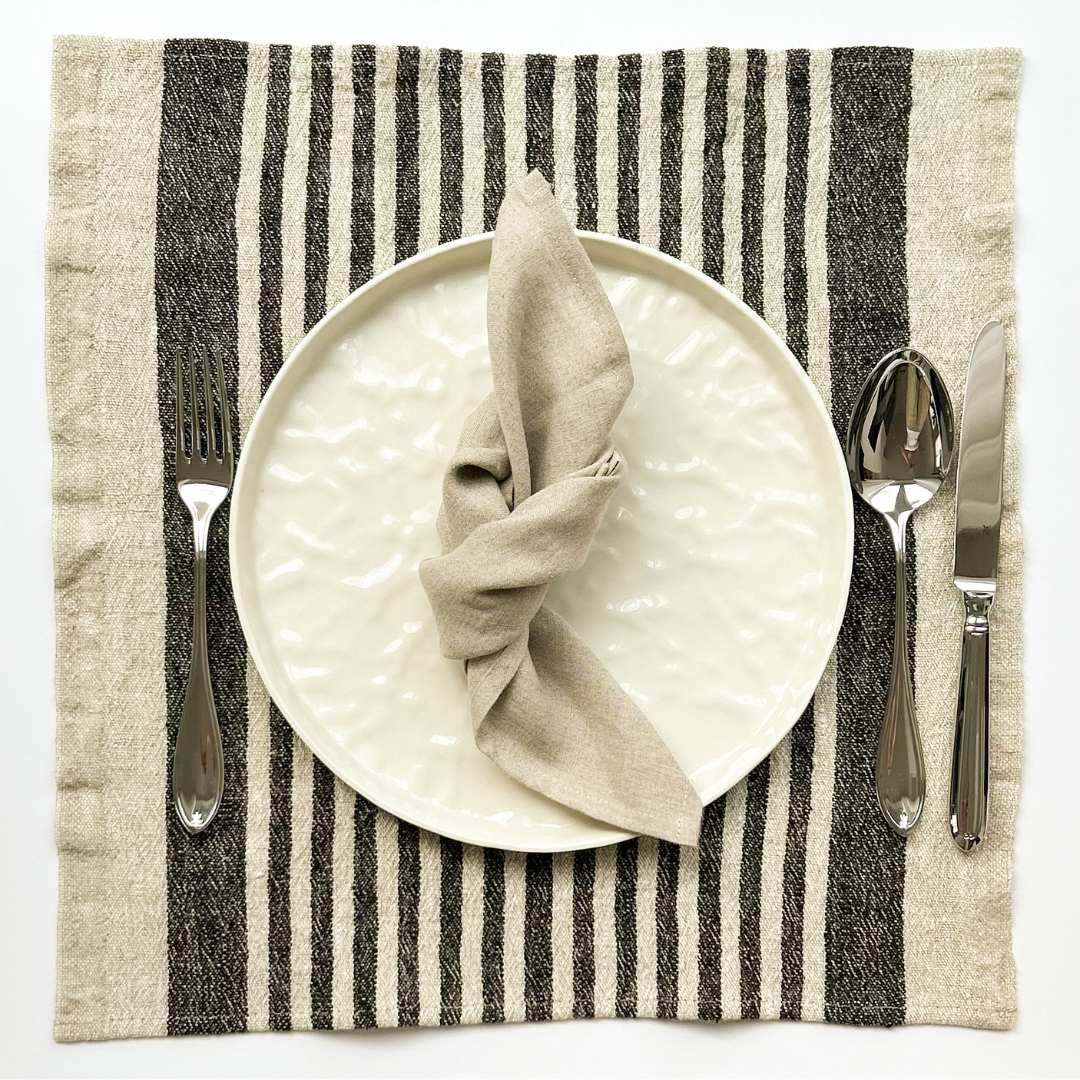 Tischset aus 100% Leinen in quadratischer Form in den Farben beige mit schwarzen Streifen