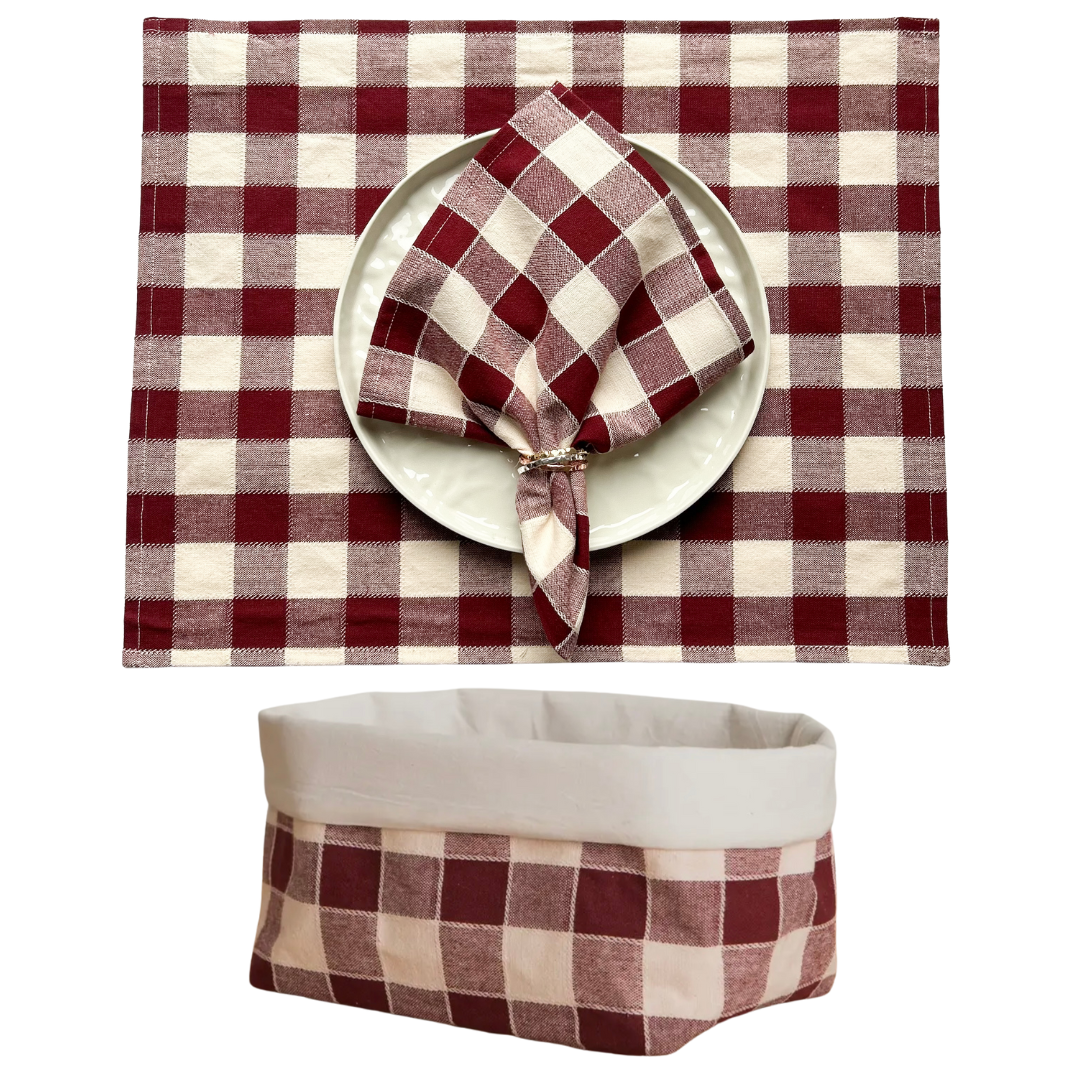 Tischset, Serviette und Brotkorb als Set in Karomuster in den Farben beige und weinrot. Klassisch Vintage-Look