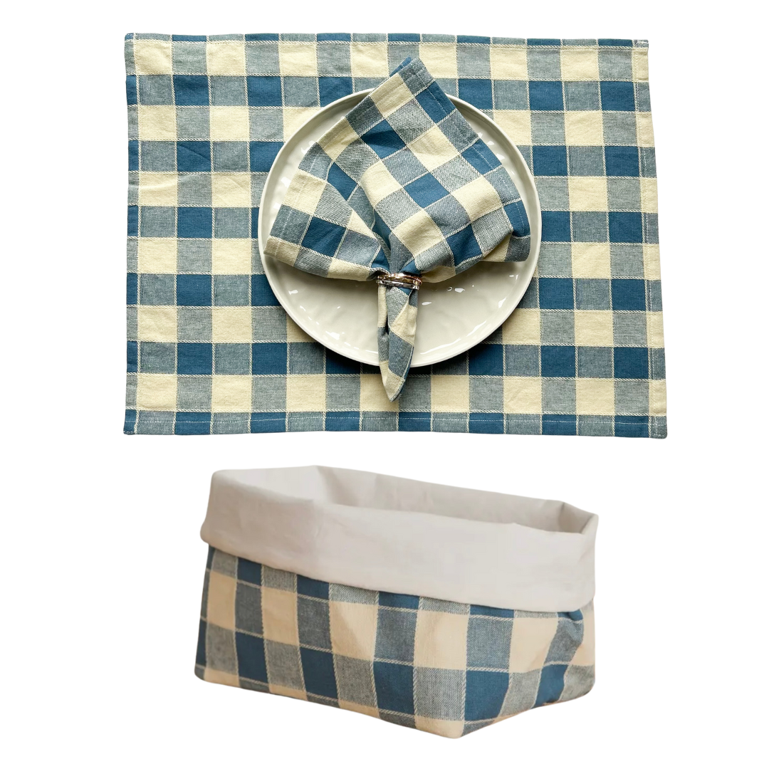 Tischset, Serviette und Brotkorb als Set in Karomuster in den Farben beige und blau. Klassisch Vintage-Look