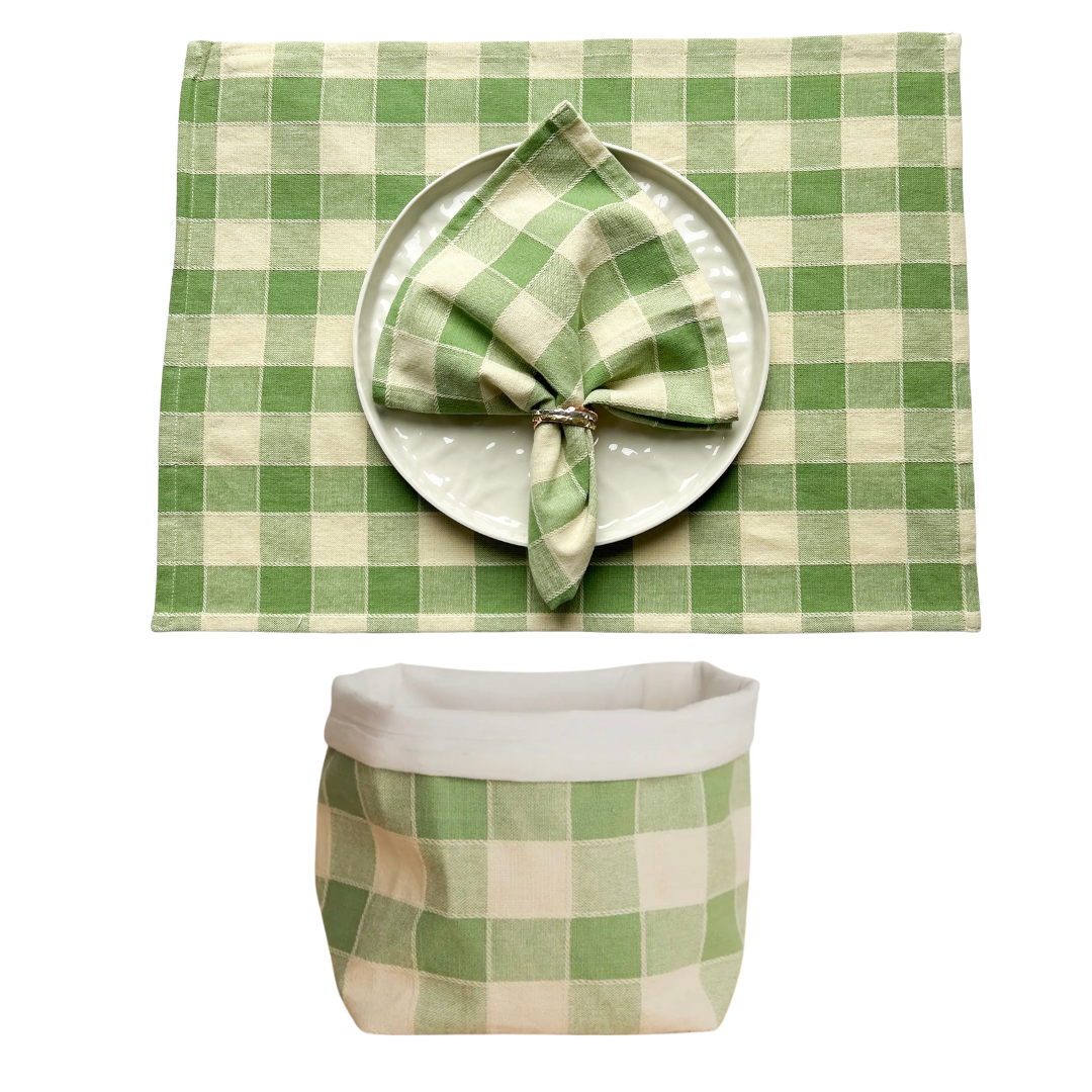 Tischset, Serviette und Brotkorb als Set in Karomuster in den Farben beige und grün. Klassisch Vintage-Look.