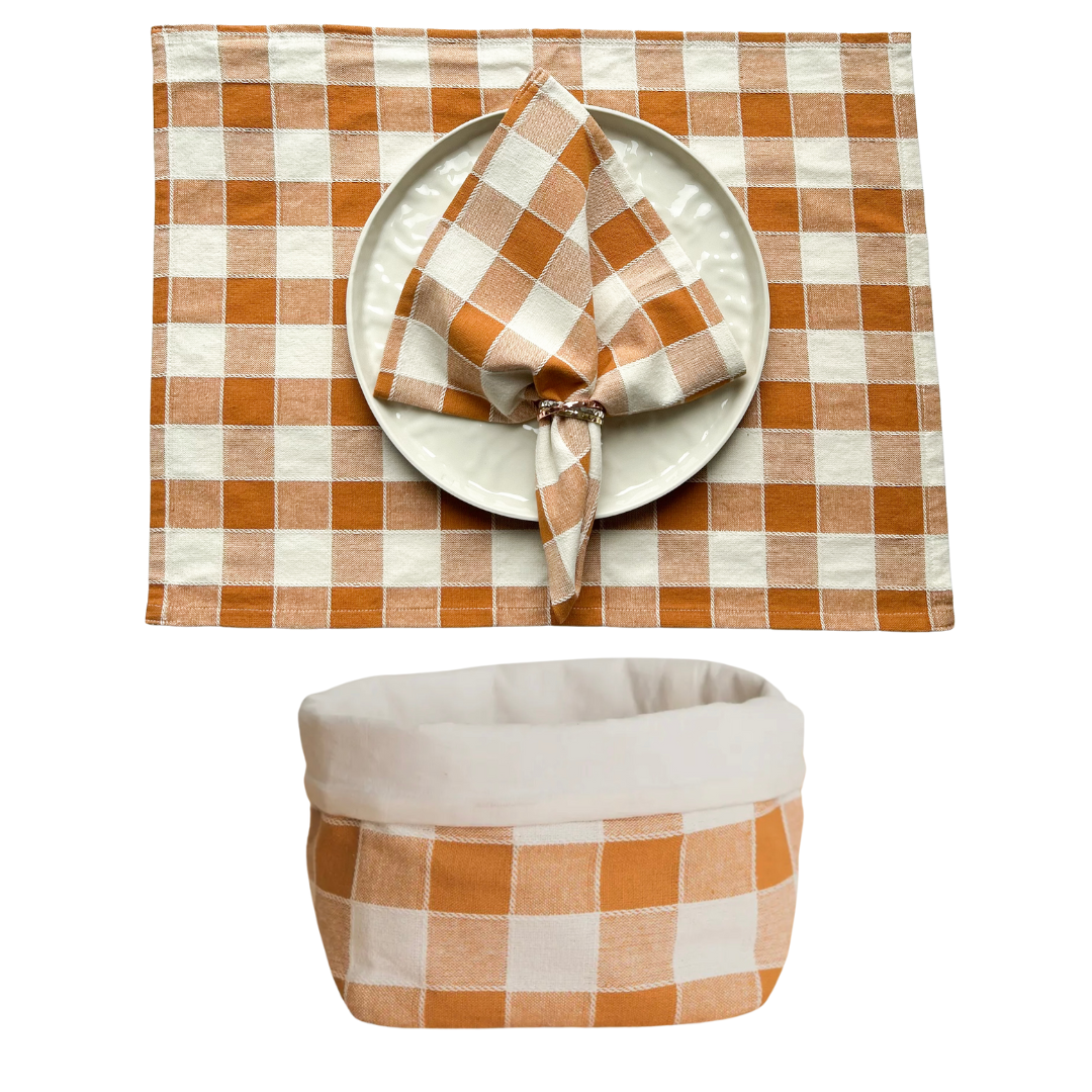 Tischset, Serviette und Brotkorb als Set aus 100% Baumwolle. Karomuster in Vintage-Optik in en Farben beige und orange.