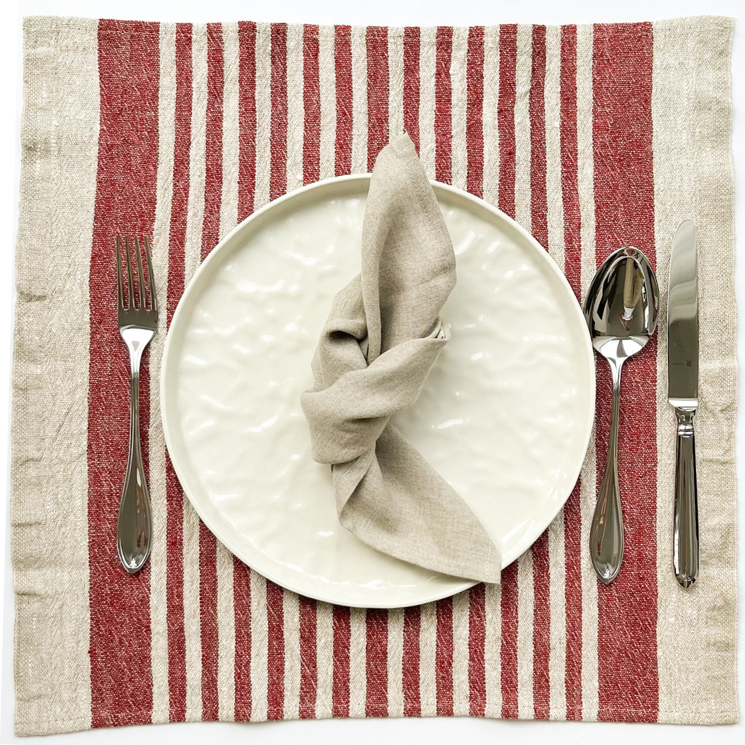Tischset aus 100% Leinen in Farbe beige mit roten Streifen und quadratischer Form