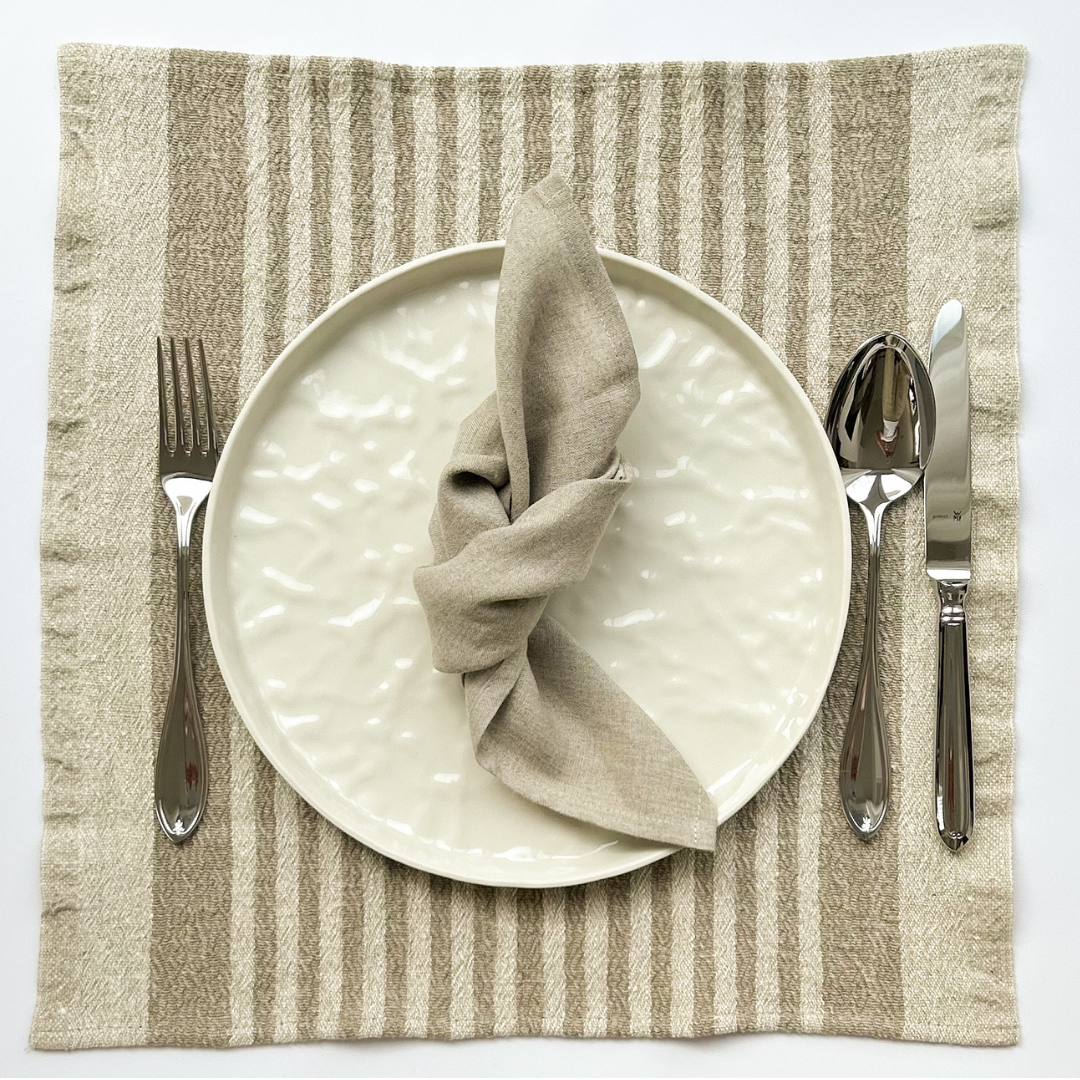 Tischset aus 100% Leinen in quadratischer Form. Sehr natürlich und langlebig