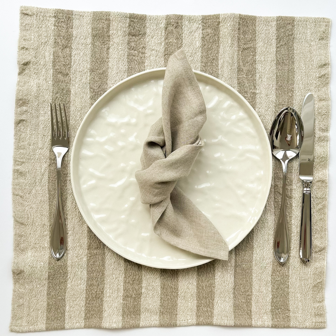 Tischset aus 100% Leinen in Farbe beige und quadratischer Form. Sehr natürlich und nachhaltig