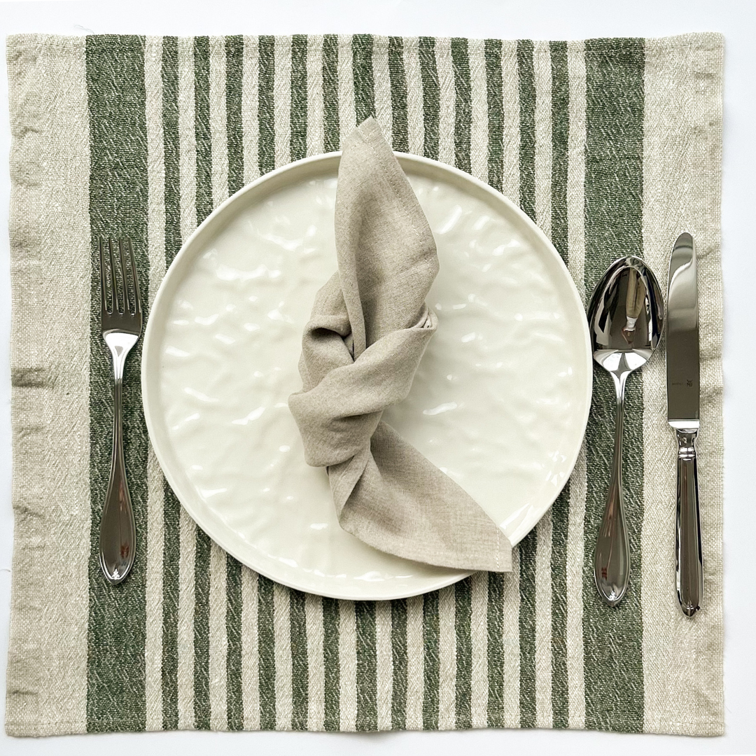 Tischset aus 100% Leinen in Farbe grün und beige. Quadratischer Form, sehr natürlich und nachhaltig